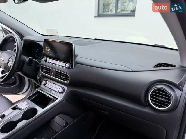 Белый Хендай Kona Electric, объемом двигателя 0 л и пробегом 96 тыс. км за 19500 $, фото 44 на Automoto.ua