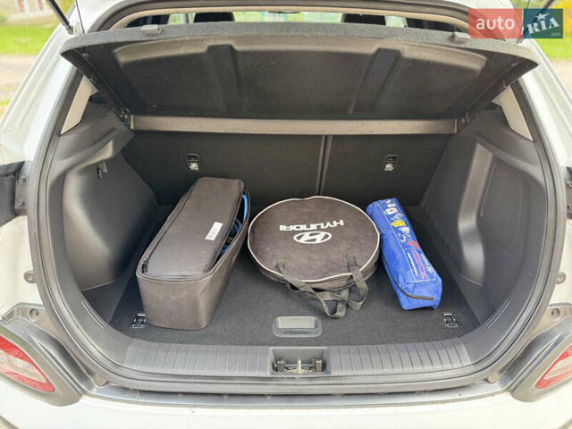 Белый Хендай Kona Electric, объемом двигателя 0 л и пробегом 107 тыс. км за 18465 $, фото 8 на Automoto.ua