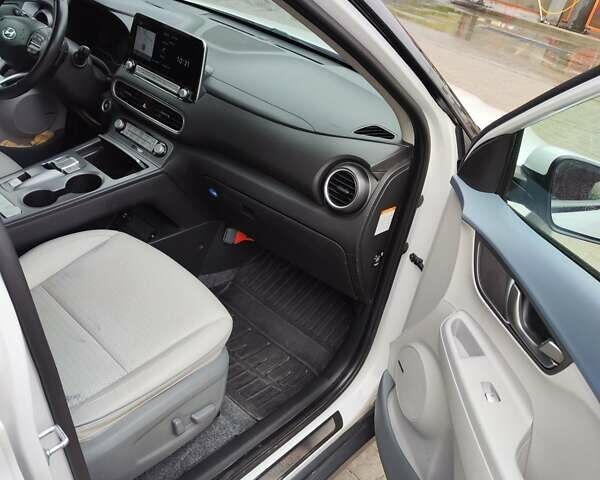 Белый Хендай Kona Electric, объемом двигателя 0 л и пробегом 65 тыс. км за 18700 $, фото 7 на Automoto.ua
