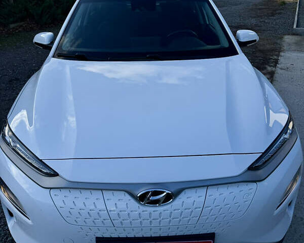 Белый Хендай Kona Electric, объемом двигателя 0 л и пробегом 95 тыс. км за 17500 $, фото 4 на Automoto.ua