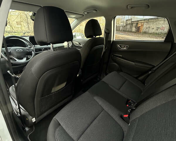 Білий Хендай Kona Electric, об'ємом двигуна 0 л та пробігом 59 тис. км за 15870 $, фото 11 на Automoto.ua