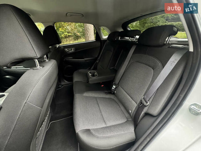 Белый Хендай Kona Electric, объемом двигателя 0 л и пробегом 103 тыс. км за 17999 $, фото 58 на Automoto.ua