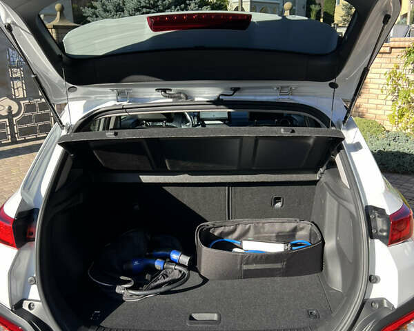Белый Хендай Kona Electric, объемом двигателя 0 л и пробегом 88 тыс. км за 17900 $, фото 18 на Automoto.ua