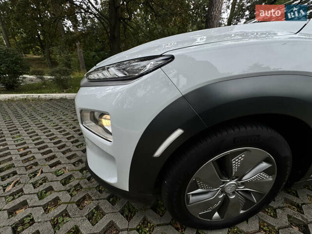 Белый Хендай Kona Electric, объемом двигателя 0 л и пробегом 103 тыс. км за 17999 $, фото 44 на Automoto.ua