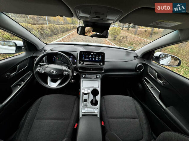 Белый Хендай Kona Electric, объемом двигателя 0 л и пробегом 58 тыс. км за 17499 $, фото 4 на Automoto.ua