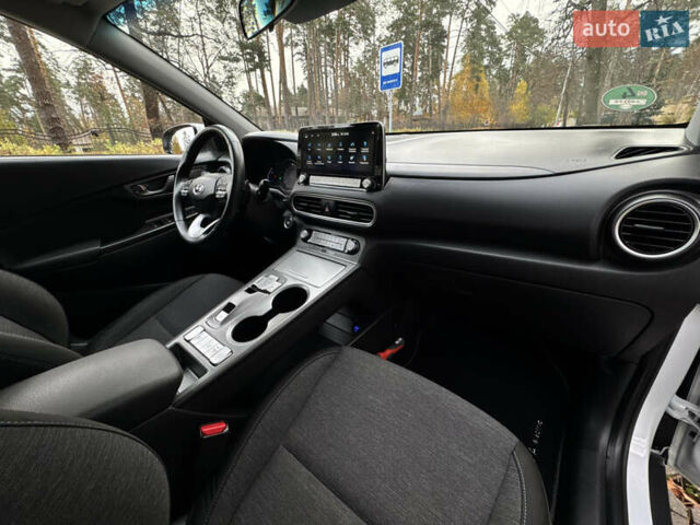 Белый Хендай Kona Electric, объемом двигателя 0 л и пробегом 58 тыс. км за 17499 $, фото 41 на Automoto.ua