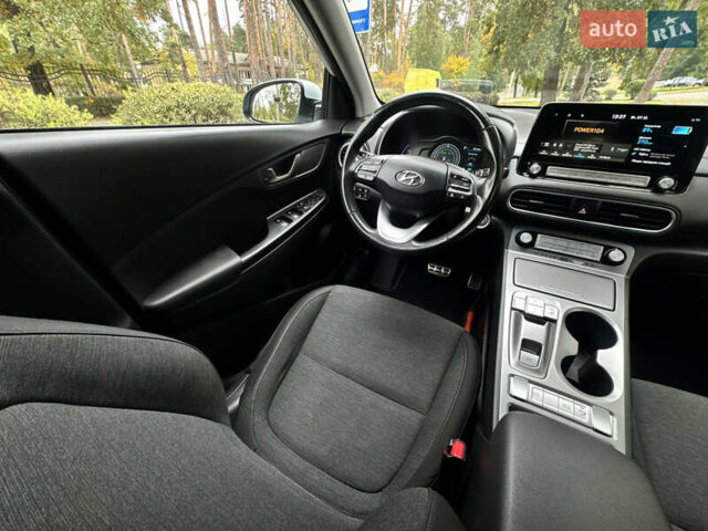 Белый Хендай Kona Electric, объемом двигателя 0 л и пробегом 103 тыс. км за 17999 $, фото 101 на Automoto.ua