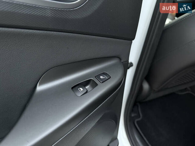 Белый Хендай Kona Electric, объемом двигателя 0 л и пробегом 96 тыс. км за 19500 $, фото 40 на Automoto.ua