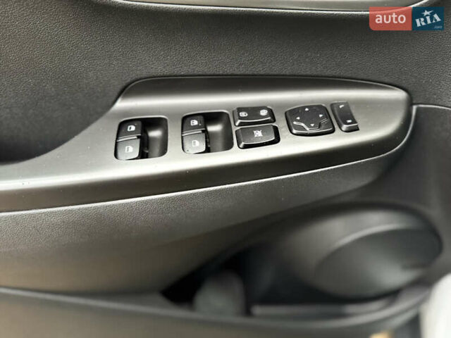 Белый Хендай Kona Electric, объемом двигателя 0 л и пробегом 58 тыс. км за 17499 $, фото 26 на Automoto.ua