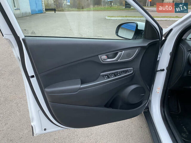 Белый Хендай Kona Electric, объемом двигателя 0 л и пробегом 166 тыс. км за 16900 $, фото 15 на Automoto.ua