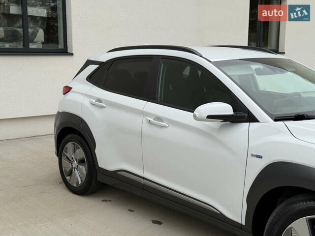 Белый Хендай Kona Electric, объемом двигателя 0 л и пробегом 96 тыс. км за 19500 $, фото 9 на Automoto.ua