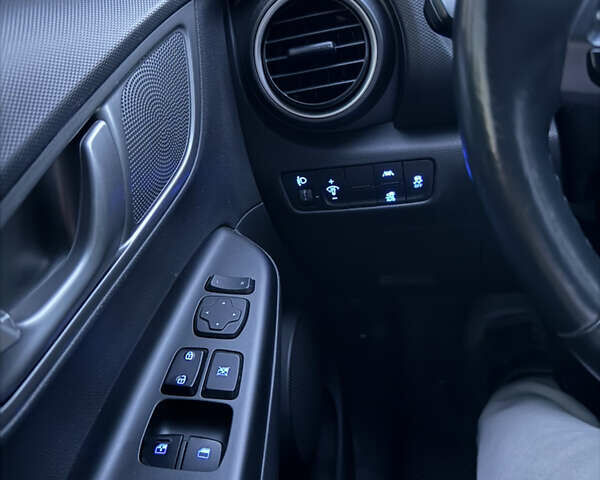 Белый Хендай Kona Electric, объемом двигателя 0 л и пробегом 47 тыс. км за 16100 $, фото 19 на Automoto.ua