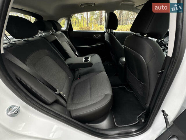 Белый Хендай Kona Electric, объемом двигателя 0 л и пробегом 58 тыс. км за 17499 $, фото 49 на Automoto.ua