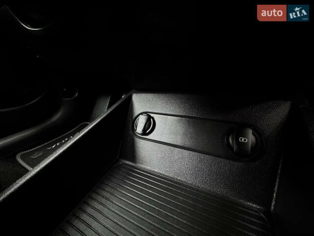 Белый Хендай Kona Electric, объемом двигателя 0 л и пробегом 103 тыс. км за 17999 $, фото 77 на Automoto.ua