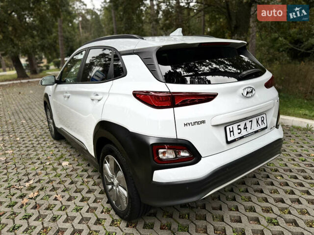 Белый Хендай Kona Electric, объемом двигателя 0 л и пробегом 103 тыс. км за 17999 $, фото 15 на Automoto.ua