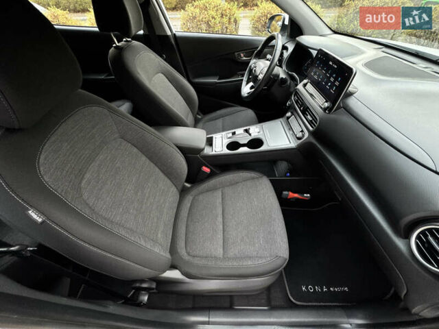 Белый Хендай Kona Electric, объемом двигателя 0 л и пробегом 58 тыс. км за 17499 $, фото 38 на Automoto.ua