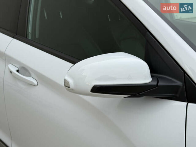 Белый Хендай Kona Electric, объемом двигателя 0 л и пробегом 96 тыс. км за 19500 $, фото 10 на Automoto.ua