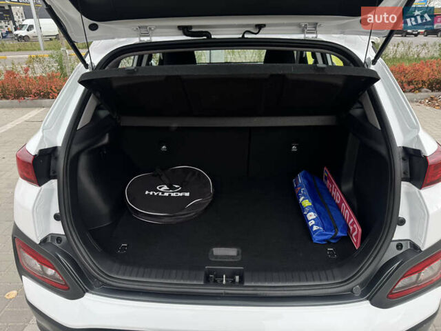 Белый Хендай Kona Electric, объемом двигателя 0 л и пробегом 58 тыс. км за 17499 $, фото 78 на Automoto.ua