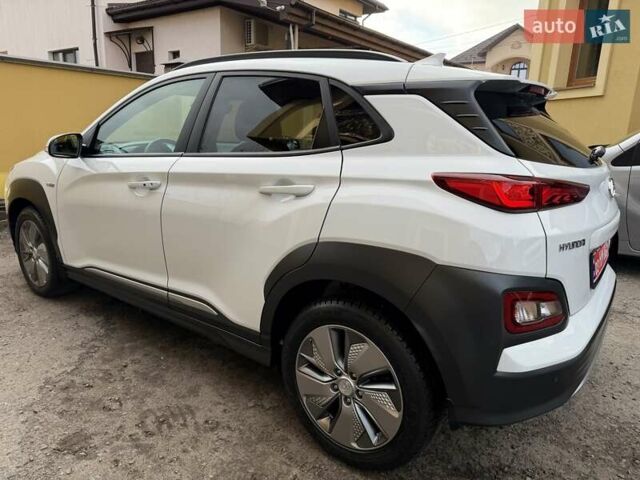 Білий Хендай Kona Electric, об'ємом двигуна 0 л та пробігом 64 тис. км за 14950 $, фото 4 на Automoto.ua