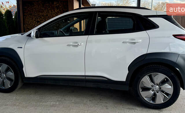 Белый Хендай Kona Electric, объемом двигателя 0 л и пробегом 95 тыс. км за 17500 $, фото 18 на Automoto.ua