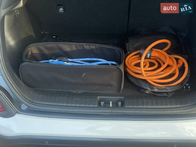 Білий Хендай Kona Electric, об'ємом двигуна 0 л та пробігом 125 тис. км за 17800 $, фото 10 на Automoto.ua