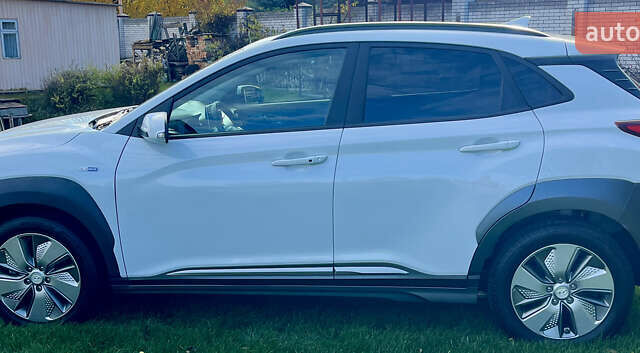 Белый Хендай Kona Electric, объемом двигателя 0 л и пробегом 115 тыс. км за 16900 $, фото 40 на Automoto.ua