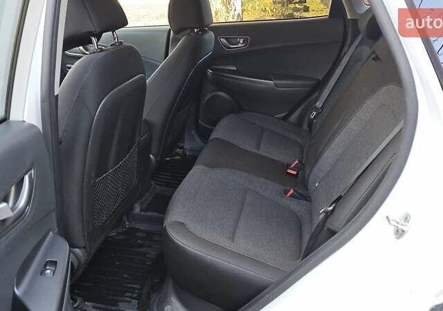 Белый Хендай Kona Electric, объемом двигателя 0 л и пробегом 44 тыс. км за 17450 $, фото 18 на Automoto.ua