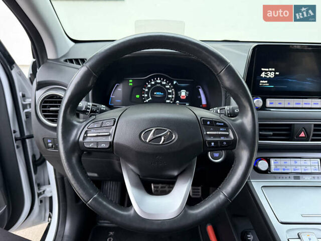 Белый Хендай Kona Electric, объемом двигателя 0 л и пробегом 96 тыс. км за 19500 $, фото 58 на Automoto.ua