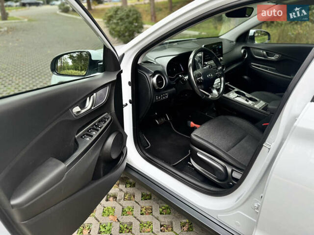 Белый Хендай Kona Electric, объемом двигателя 0 л и пробегом 103 тыс. км за 17999 $, фото 48 на Automoto.ua