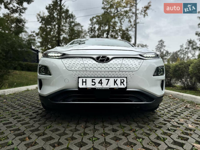 Белый Хендай Kona Electric, объемом двигателя 0 л и пробегом 103 тыс. км за 17999 $, фото 9 на Automoto.ua