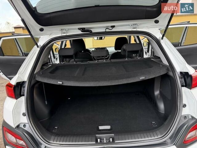 Білий Хендай Kona Electric, об'ємом двигуна 0 л та пробігом 64 тис. км за 14950 $, фото 72 на Automoto.ua