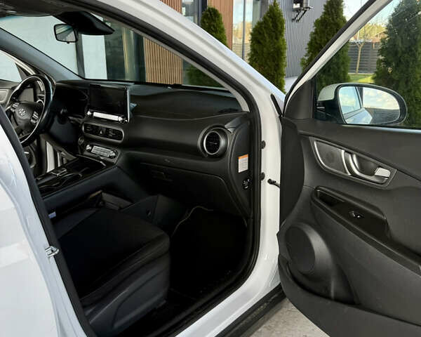 Белый Хендай Kona Electric, объемом двигателя 0 л и пробегом 95 тыс. км за 17500 $, фото 20 на Automoto.ua