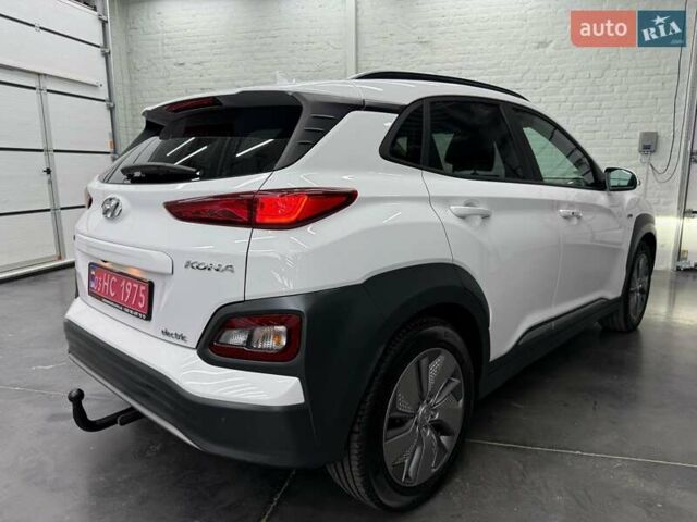 Белый Хендай Kona Electric, объемом двигателя 0 л и пробегом 92 тыс. км за 18983 $, фото 5 на Automoto.ua