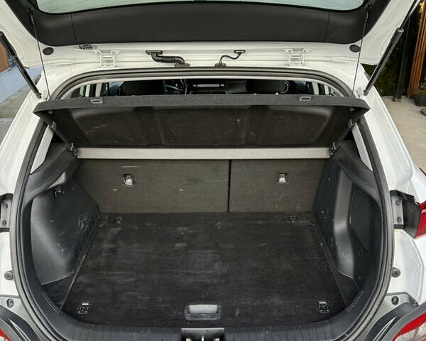 Белый Хендай Kona Electric, объемом двигателя 0 л и пробегом 95 тыс. км за 17500 $, фото 14 на Automoto.ua