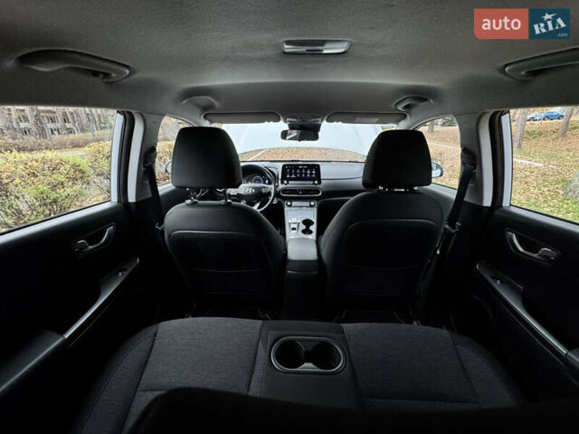 Белый Хендай Kona Electric, объемом двигателя 0 л и пробегом 58 тыс. км за 17499 $, фото 59 на Automoto.ua