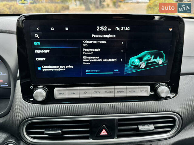 Белый Хендай Kona Electric, объемом двигателя 0 л и пробегом 58 тыс. км за 17499 $, фото 97 на Automoto.ua