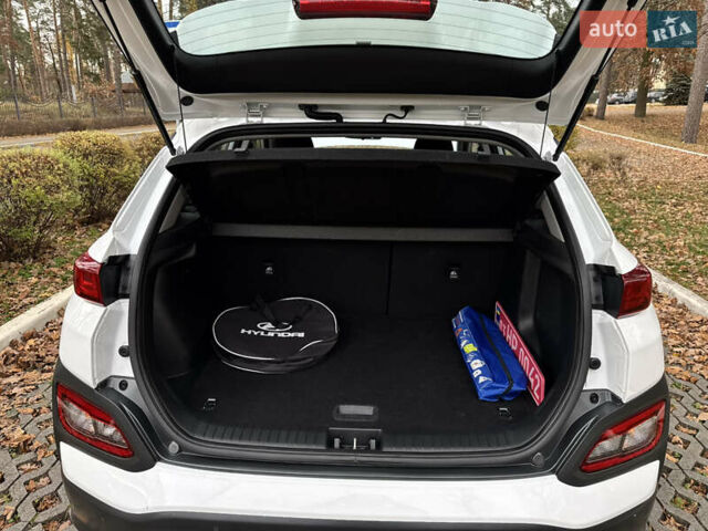 Белый Хендай Kona Electric, объемом двигателя 0 л и пробегом 58 тыс. км за 17499 $, фото 54 на Automoto.ua