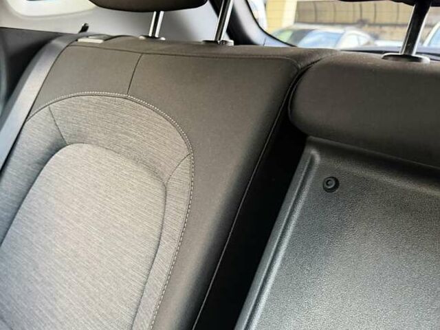 Білий Хендай Kona Electric, об'ємом двигуна 0 л та пробігом 64 тис. км за 14950 $, фото 108 на Automoto.ua