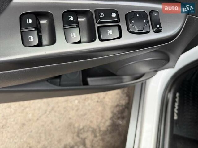 Білий Хендай Kona Electric, об'ємом двигуна 0 л та пробігом 64 тис. км за 14950 $, фото 83 на Automoto.ua