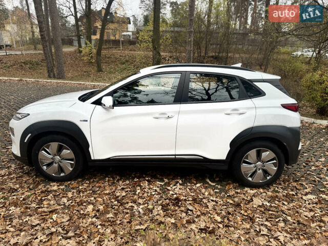 Білий Хендай Kona Electric, об'ємом двигуна 0 л та пробігом 59 тис. км за 17499 $, фото 8 на Automoto.ua