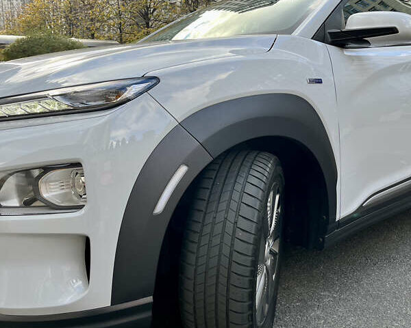 Белый Хендай Kona Electric, объемом двигателя 0 л и пробегом 115 тыс. км за 16900 $, фото 29 на Automoto.ua