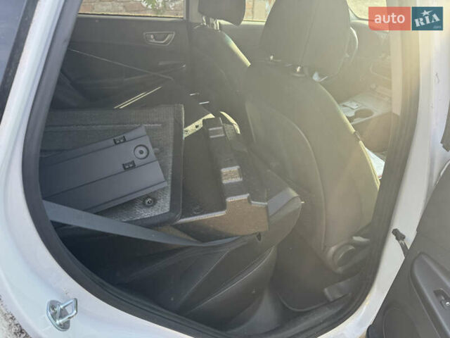 Белый Хендай Kona Electric, объемом двигателя 0 л и пробегом 50 тыс. км за 10599 $, фото 8 на Automoto.ua