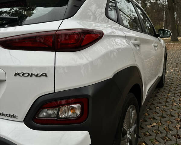 Белый Хендай Kona Electric, объемом двигателя 0 л и пробегом 58 тыс. км за 17499 $, фото 21 на Automoto.ua