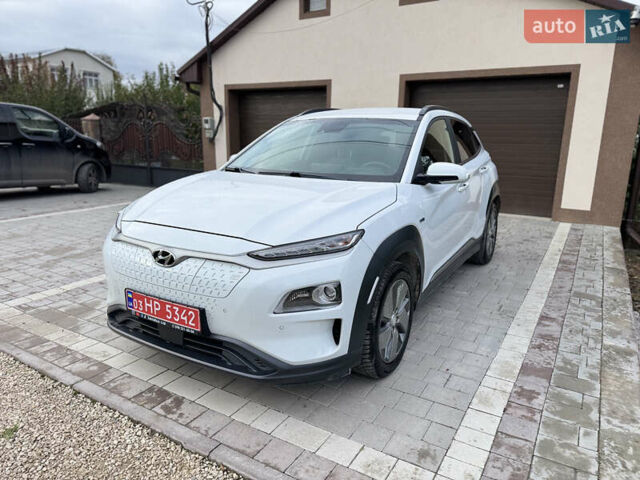 Белый Хендай Kona Electric, объемом двигателя 0 л и пробегом 107 тыс. км за 18465 $, фото 1 на Automoto.ua