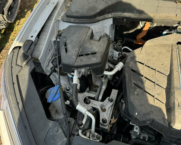 Белый Хендай Kona Electric, объемом двигателя 0 л и пробегом 50 тыс. км за 10599 $, фото 16 на Automoto.ua