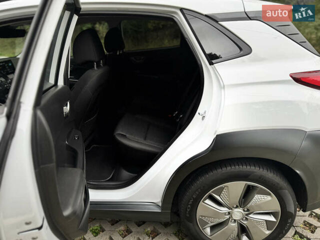 Белый Хендай Kona Electric, объемом двигателя 0 л и пробегом 103 тыс. км за 17999 $, фото 52 на Automoto.ua