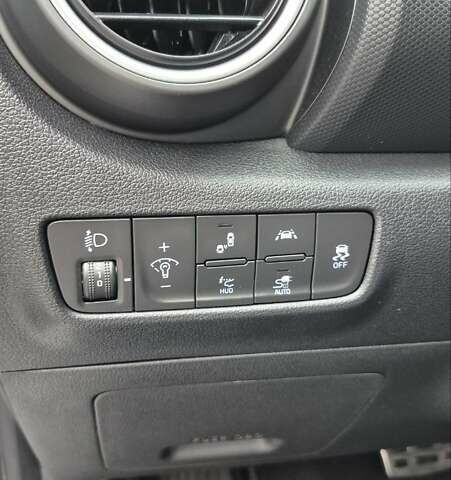 Белый Хендай Kona Electric, объемом двигателя 0 л и пробегом 82 тыс. км за 20437 $, фото 11 на Automoto.ua