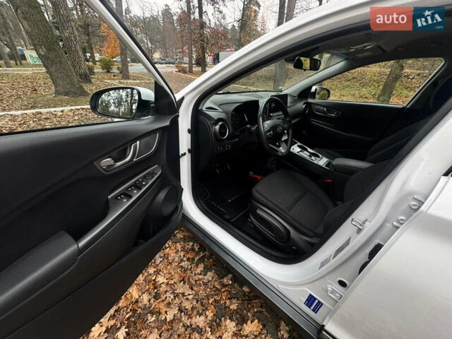 Белый Хендай Kona Electric, объемом двигателя 0 л и пробегом 59 тыс. км за 16900 $, фото 29 на Automoto.ua