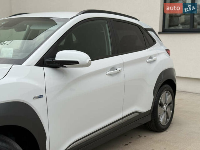 Белый Хендай Kona Electric, объемом двигателя 0 л и пробегом 96 тыс. км за 19500 $, фото 3 на Automoto.ua
