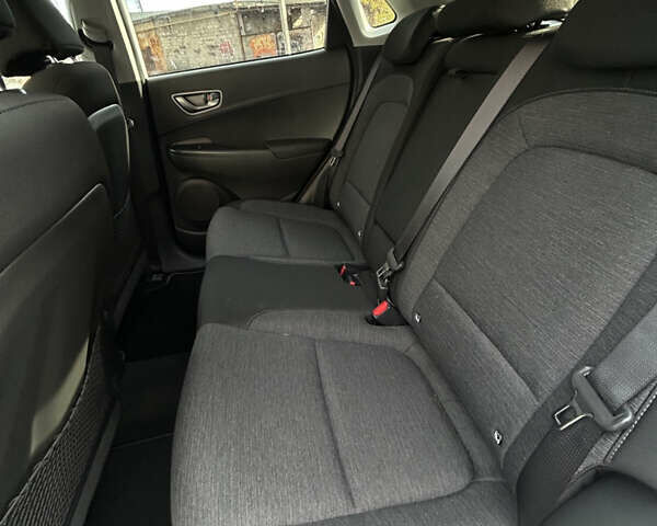 Білий Хендай Kona Electric, об'ємом двигуна 0 л та пробігом 59 тис. км за 15870 $, фото 10 на Automoto.ua